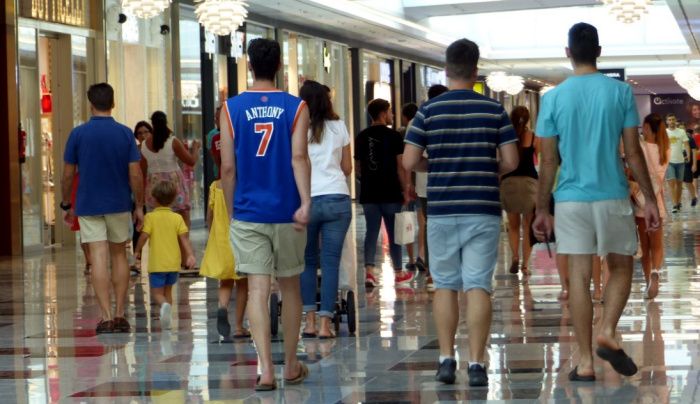 centro comercial y gente caminando por él