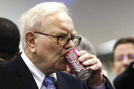 Warren Buffett tomando una coca cola